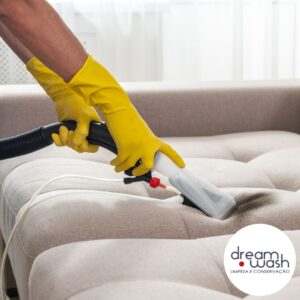 Limpeza de Sofá de Couro Natural ou Courino